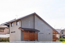 木の梁が見守る、仲良し家族のやさしい時間