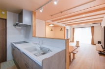 木の香りのリビング ベランダの梁を魅せる家