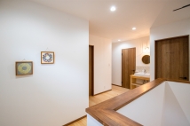 アンティークなブルードアが似合う家