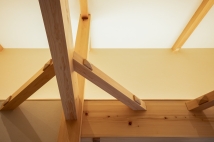 家族の遊び心を刺激する、ブランコを吊るせる梁のある家