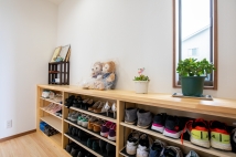 2階からLDKを見渡す、明るい空間設計の家